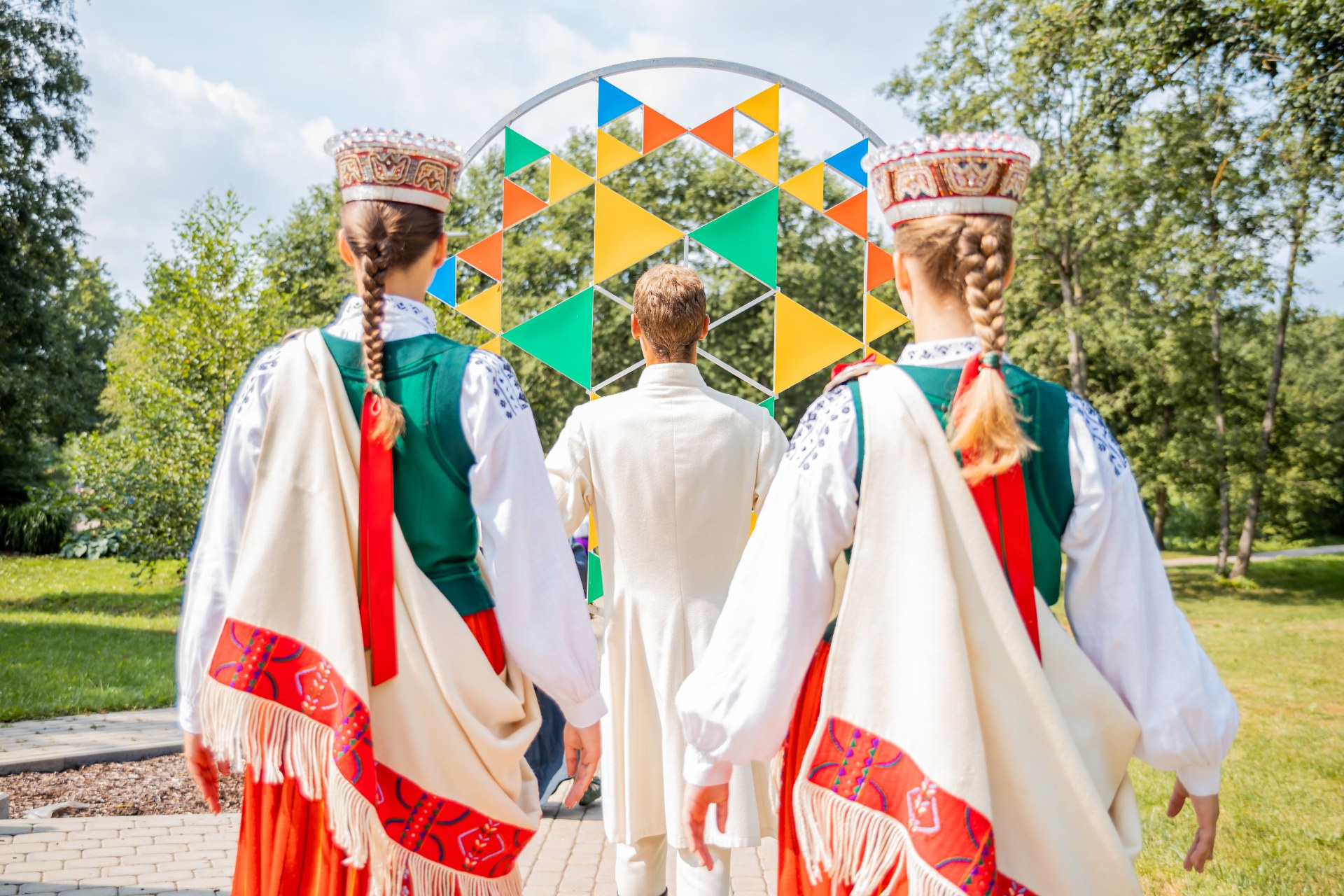 Letonya Şarkı ve Dans Festivali’nde geleneksel Letonya kıyafetleri giymiş gençler